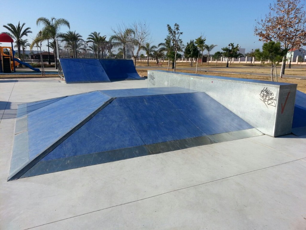 Pirámide, plano inclinado y  quarter Rafelbuñol skatepark