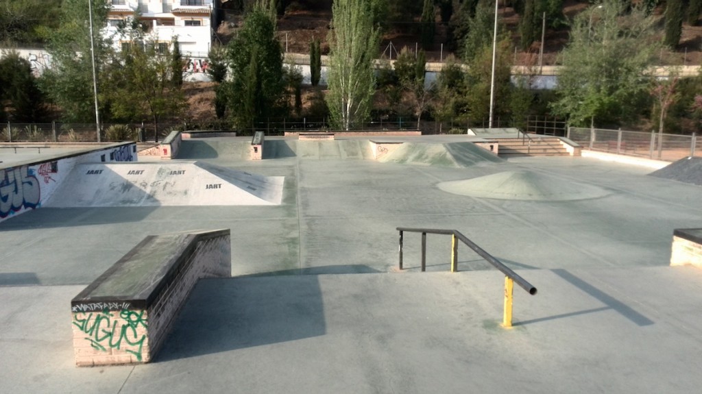 Granada-skatepark-bola-de-oro-escaleras-rails-cajones-pirámide